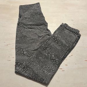 Align 21” blk/white floral print